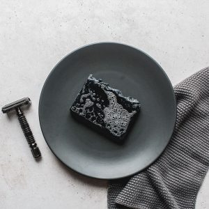 jabón artesanal de carbón activado